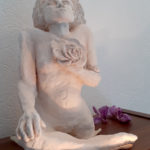 Sculpture femme à la rose